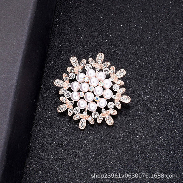 Wholesale Alloy Natural Style Leaf Feather Rhinestone And Pearl Brooch With Flower Pattern And Electroplating Treatment For Ladies