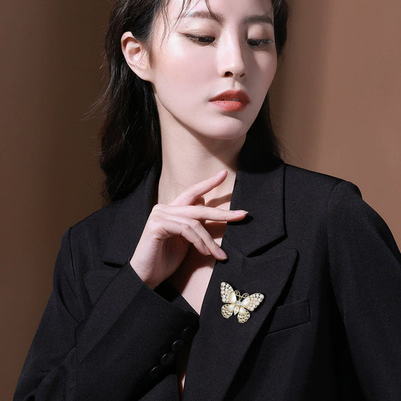 Wholesale Alloy Pearl Butterfly Flower Brooch For Women With Electroplating Design