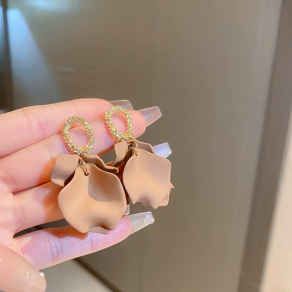 Wholesale Alloy Petal Earrings With Flowers Pattern And Baking Paint Treatment For Women French Retro Style