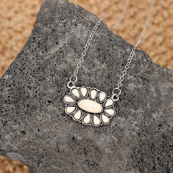Wholesale Alloy Retro Geometric Oval Turquoise Pendant Necklace With Conventional Chain And Electroplating Treatment