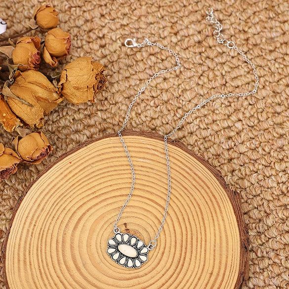 Wholesale Alloy Retro Geometric Oval Turquoise Pendant Necklace With Conventional Chain And Electroplating Treatment