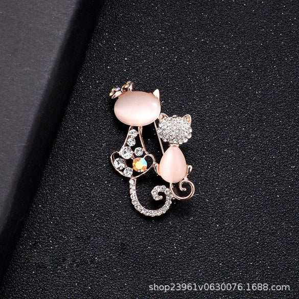 Wholesale Alloy Rhinestone Mother Cat Brooch With Flower Pattern Electroplated For Women Retro And Highgrade Temperament Coat Accessories
