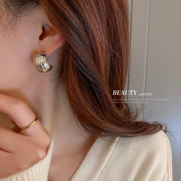 Wholesale Alloy Silver Needle Geometric C Shaped Pleated Bean Curved Earrings For Women With Electroplating