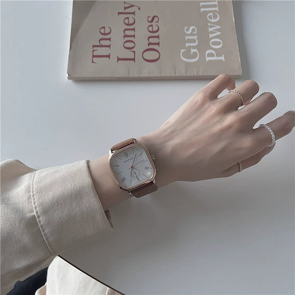 Wholesale Alloy Square Retro Watch With Roman Scale For Women Leisure Style