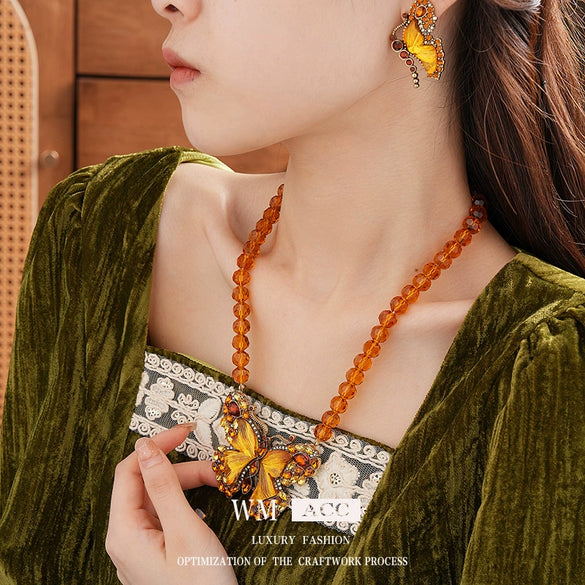 Wholesale Alloy Vintage Necklace Set With Diamonds Featuring Butterfly Pattern