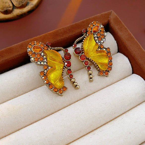 Wholesale Alloy Vintage Necklace Set With Diamonds Featuring Butterfly Pattern