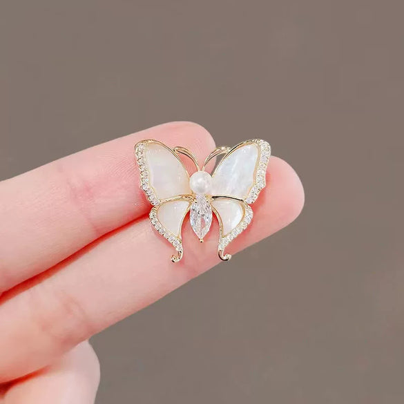 Wholesale Alloy Women's Natural Style Flower Pattern Electroplated Butterfly Brooch For Fixing Clothes