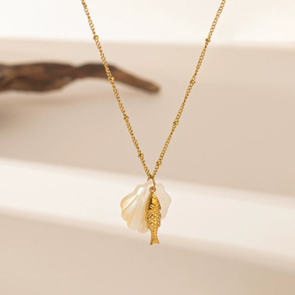 Wholesale Animalshaped Stainless Steel Electroplated 18K Gold Color Conch And Starfish Pendant Necklace For Women