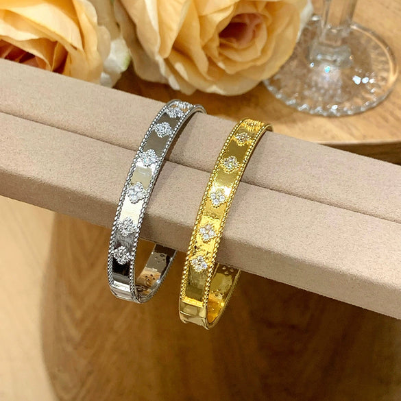 Wholesale Brass Microinlaid Fourleaf Clover Clasp Bracelet In Light Luxury Style