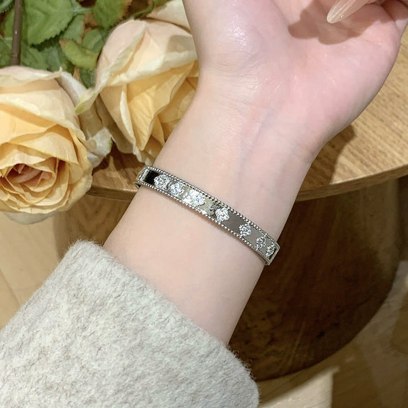 Wholesale Brass Microinlaid Fourleaf Clover Clasp Bracelet In Light Luxury Style