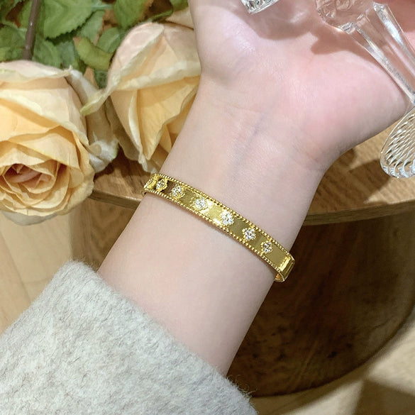 Wholesale Brass Microinlaid Fourleaf Clover Clasp Bracelet In Light Luxury Style