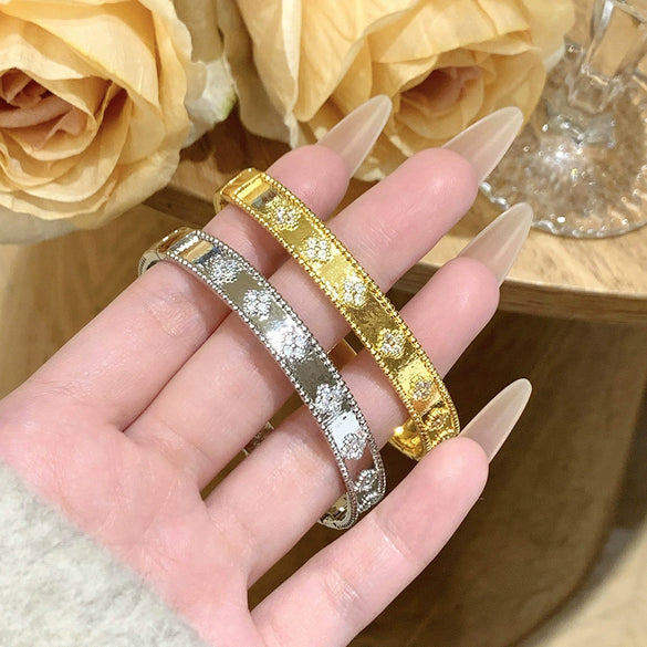 Wholesale Brass Microinlaid Fourleaf Clover Clasp Bracelet In Light Luxury Style