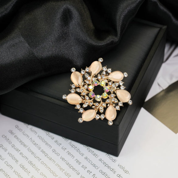 Wholesale Brooch Zinc Alloy Geometric Animal Flower Bow Leaf Star Design Electroplating For Women