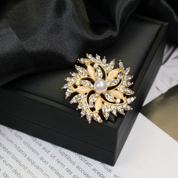 Wholesale Brooch Zinc Alloy Geometric Animal Flower Bow Leaf Star Design Electroplating For Women