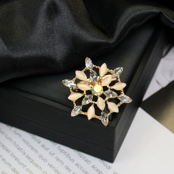 Wholesale Brooch Zinc Alloy Geometric Animal Flower Bow Leaf Star Design Electroplating For Women