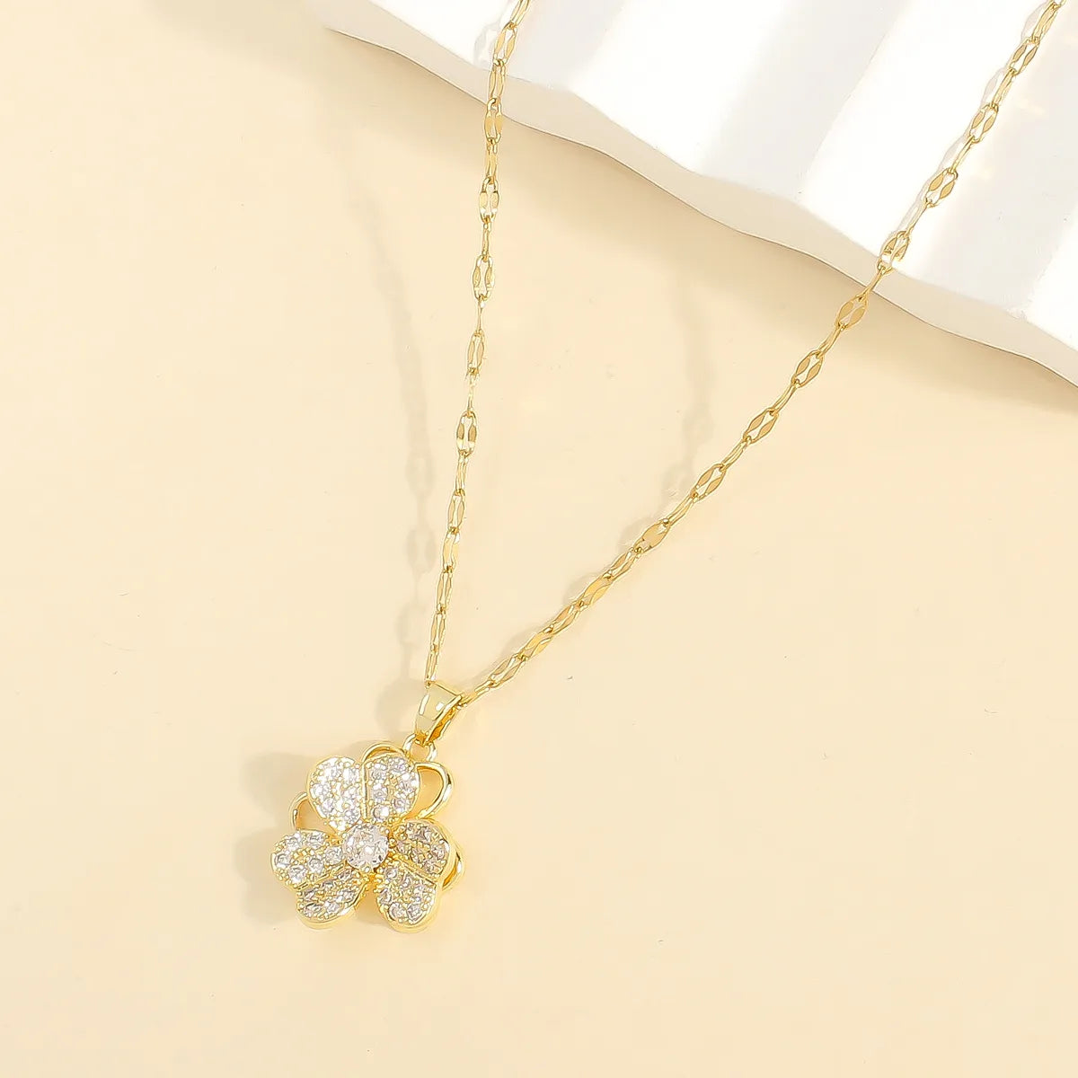 Wholesale Casual Elegant Cute Flower 304 Stainless Steel Copper Plating Inlay 18K Gold Plated Zircon Pendant Necklace