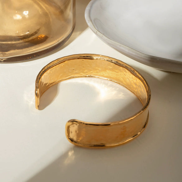 Wholesale Classic Stainless Steel Widefaced Hammer Pattern Open Bracelet Jewelry With 18K Gold Electroplating Does Not Fade