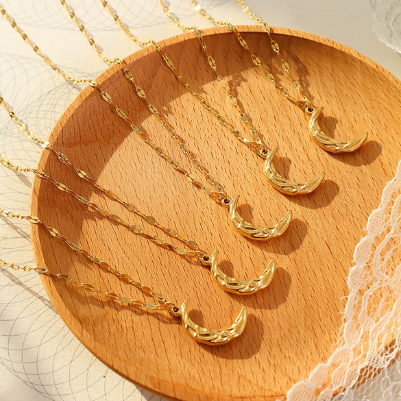 Wholesale Cold Jewelry Simple Niche Beat Moon Pendant Necklace In Titanium Steel With Electroplating Design