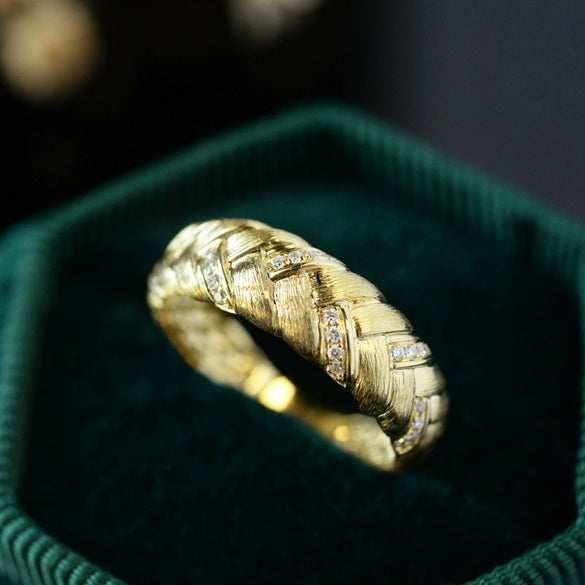 Wholesale Copper Geometric Zirconia Light Luxury Retro Style Finger Ring With Twist Design