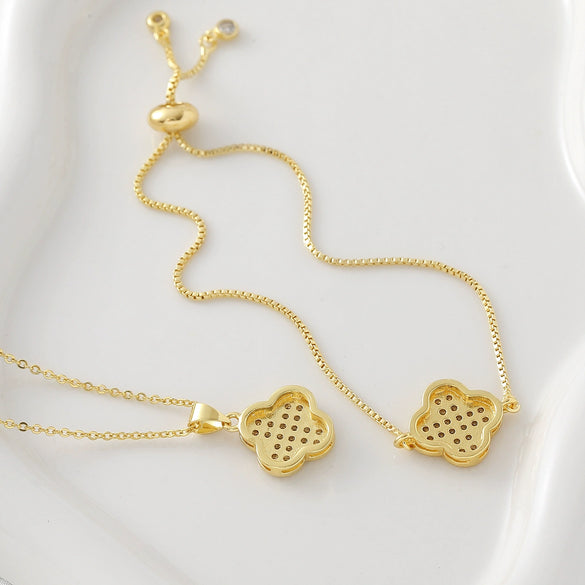 Wholesale Copper Goldplated Fourleaf Clover Pendant Necklace And Bracelet Set Jewelry For Women With Plants And Flowers Pattern And O Word Chain