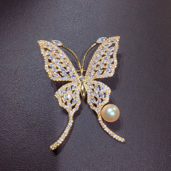 Wholesale Copper Goldplated Zircon Butterfly Pearl Brooch With Natural Freshwater Pearls Simple Animal Style