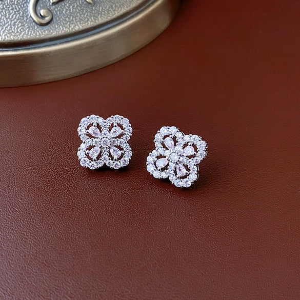Wholesale Copper Zirconia Flower Hollow Women's Highend Clavicle Necklace