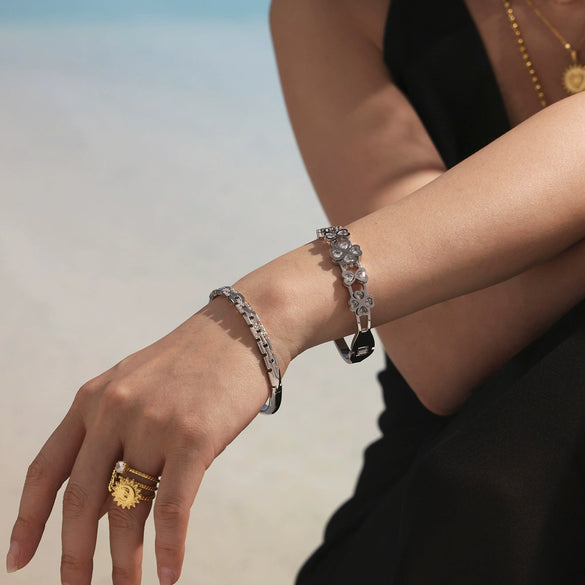 Wholesale Creative Hollow Love Four Leaf Flower Inlaid Zircon Stainless Steel Gold Plated Bracelet Jewelry