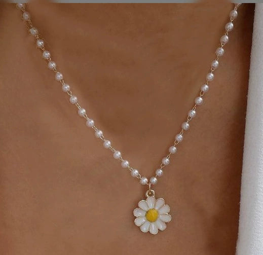 Wholesale Daisy Pendant Pearl Necklace For Women Alloy Material Fresh Style Electroplating Design