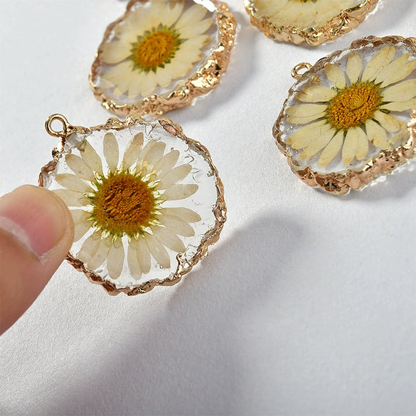 Wholesale Diy Jewelry Accessories Irregular Transparent Resin Pendant With Small Daisy Wafer As Jewelry Material
