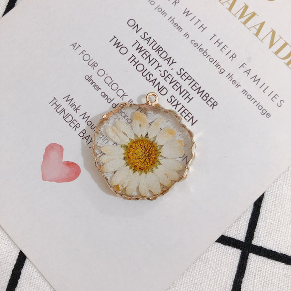 Wholesale Diy Jewelry Accessories Irregular Transparent Resin Pendant With Small Daisy Wafer As Jewelry Material