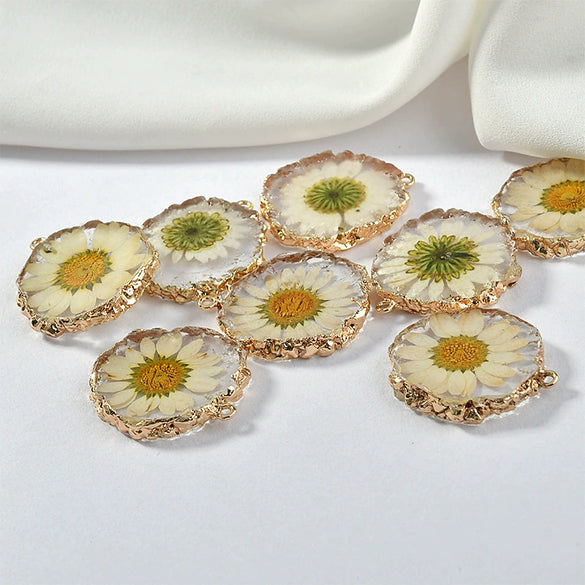 Wholesale Diy Jewelry Accessories Irregular Transparent Resin Pendant With Small Daisy Wafer As Jewelry Material