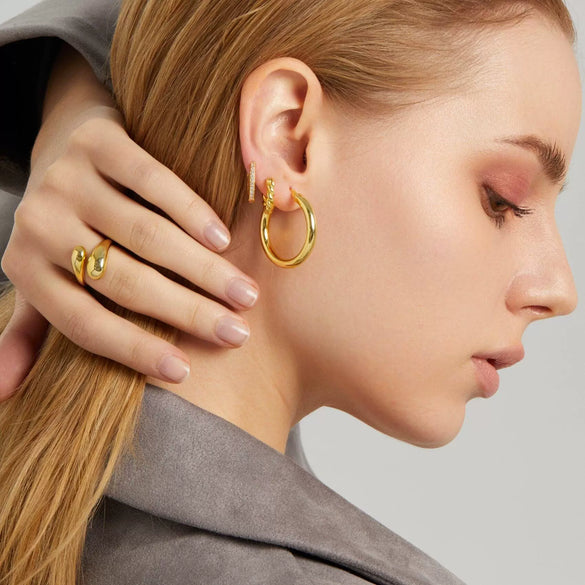 Wholesale Drop Shaped Stainless Steel Staggered Opening Ring With 18K Gold Electroplating And Niche Design