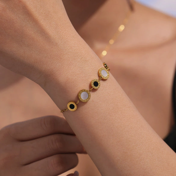 Wholesale Electroplated Geometric Roman Numerals Singlesided Black And White Shell Pendant Necklace And Bracelet Jewelry Set For Women Made Of Stainless Steel