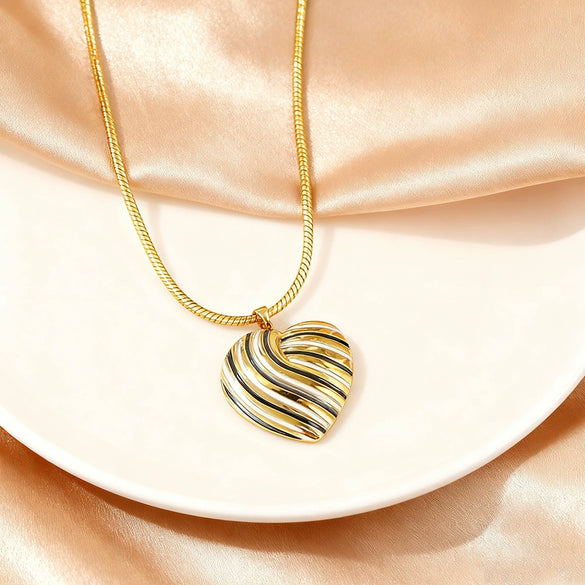 Wholesale Electroplated Stainless Steel Heartshaped Love Necklace For Women