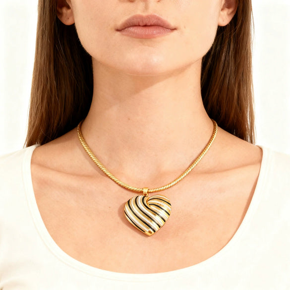 Wholesale Electroplated Stainless Steel Heartshaped Love Necklace For Women