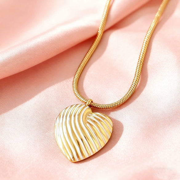 Wholesale Electroplated Stainless Steel Heartshaped Love Necklace For Women