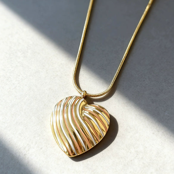Wholesale Electroplated Stainless Steel Heartshaped Love Necklace For Women