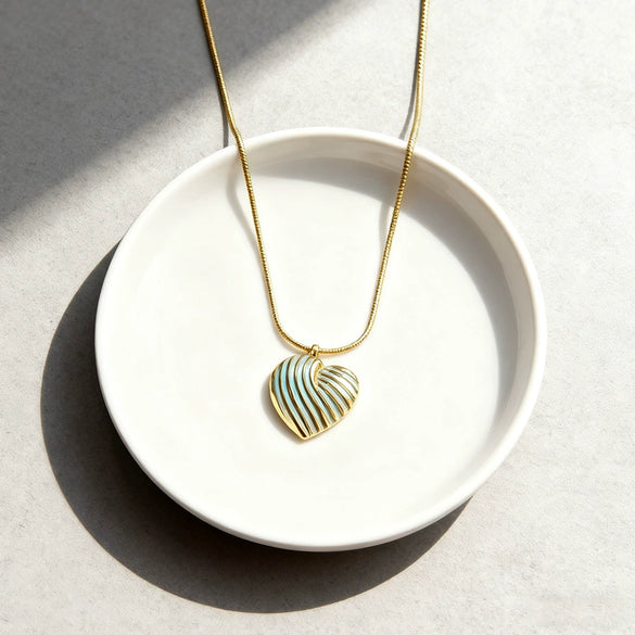 Wholesale Electroplated Stainless Steel Heartshaped Love Necklace For Women