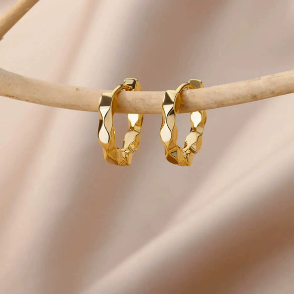 Wholesale Elegant Classy Waveshaped Earrings Copper Gold Plated With Artificial And Semiprecious Stones Electroplated