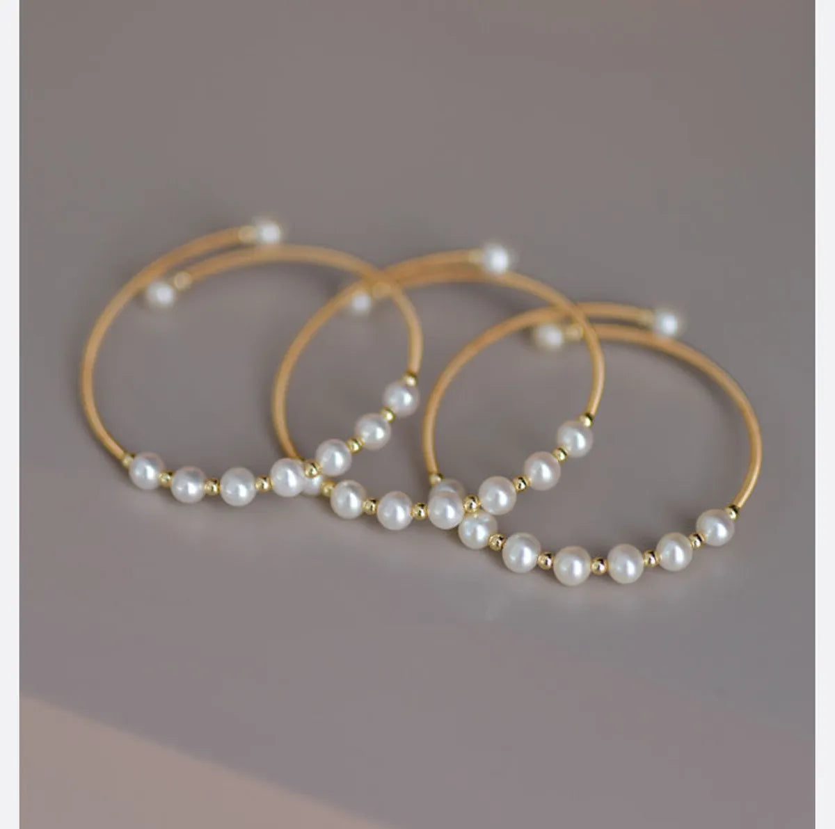 Wholesale Elegant Retro Round Freshwater Pearl Metal Bangle