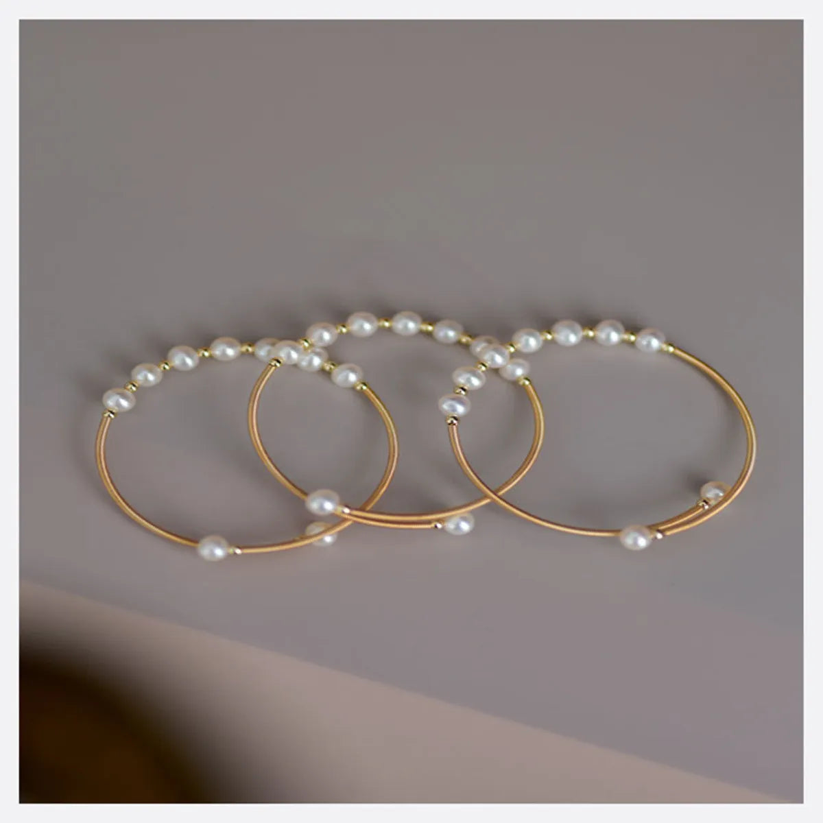 Wholesale Elegant Retro Round Freshwater Pearl Metal Bangle