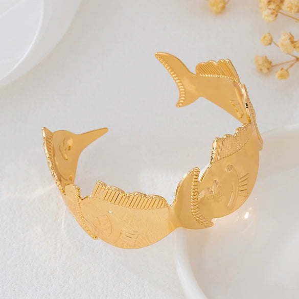 Wholesale Exaggerated Geometric Electroplated Alloy Small Fish Design Women's Open Bracelet Jewelry