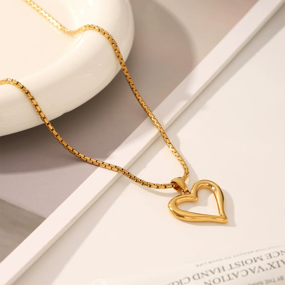 Wholesale Fashion Jewelry Stainless Steel Hollow Heart Shaped Pendant Necklace With Box Chain And Electroplating Craft For Women