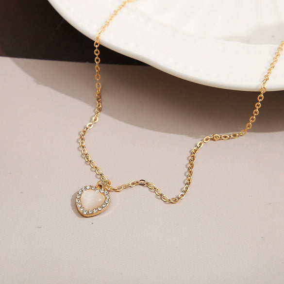 Wholesale Fashionable Cat's Eye Love Heart Shape Pendant Necklace For Women With Rhinestones And Artificial Crystal On Alloy Water Wave Chain