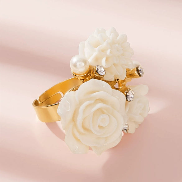 Wholesale Fashionable Sweet Alloy Ring With Flower Pattern And Diamond Design