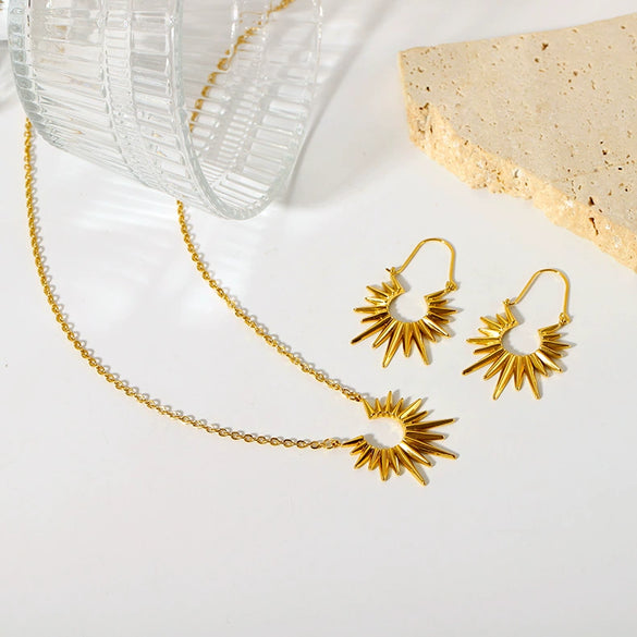 Wholesale Fashionable Titanium Steel Necklace With Sunflower Pendant And O Chain Vacuum Real Gold Electroplated In Pvd Furnace