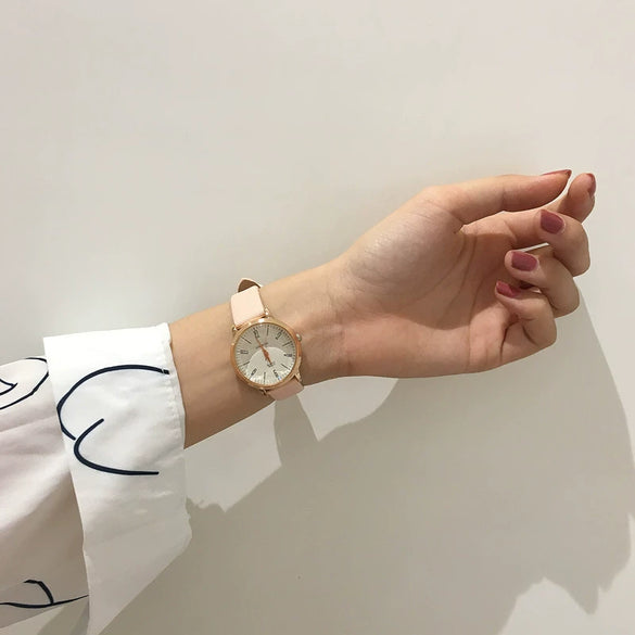 Wholesale Female Student Casual Retro Genuine And Imitation Leather Round Dial Quartz Watch With Alloy Case And Stainless Steel Clasp