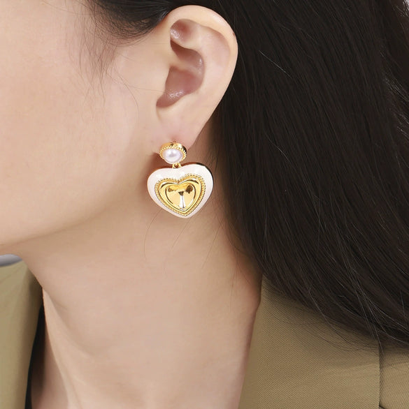 Wholesale French Retro Earrings With Imitation Pearl And Heart Shaped Three Dimensional Glass Stone Copper Material Electroplating Design