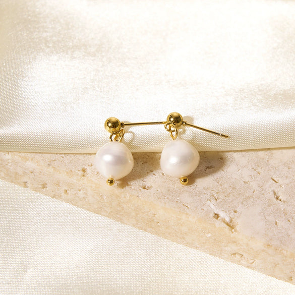 Wholesale French Vintage All Match Natural Freshwater Pearl Earrings For Women Made Of Titanium Steel With Pvdp Furnace Real Gold Treatment Geometric Design