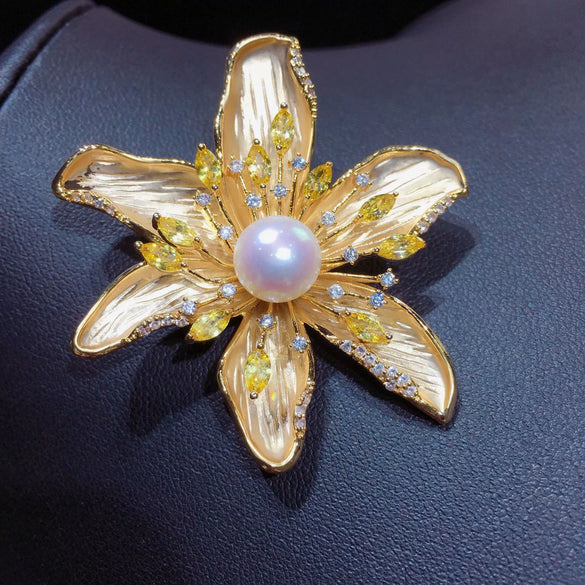 Wholesale Fresh Water Pearl And Copper Brooch With Matte Gold Plated Fashionable Flower Design For Women